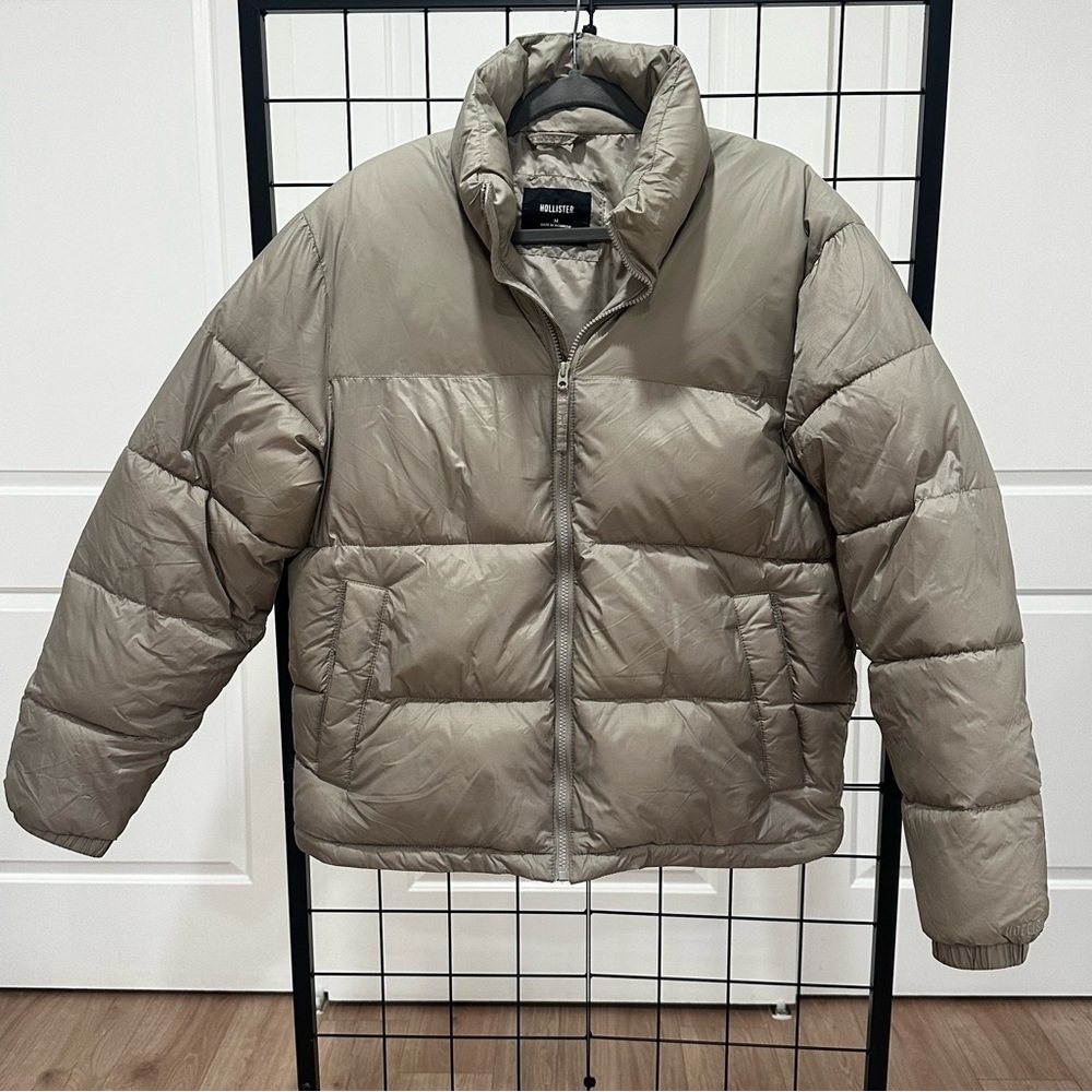 Hollister Men’s Taupe Mock Neck Puffer Jacket - Size Medium